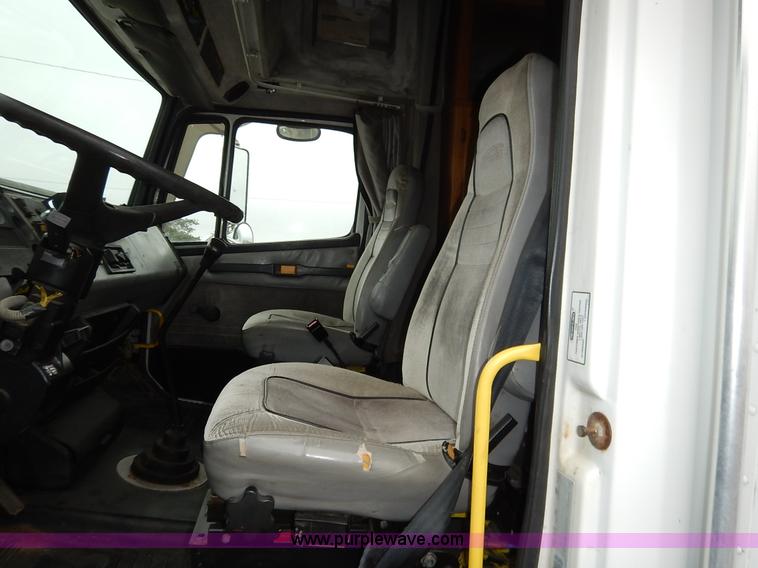 image for item K7392 2000 Freightliner FL70 semi truck