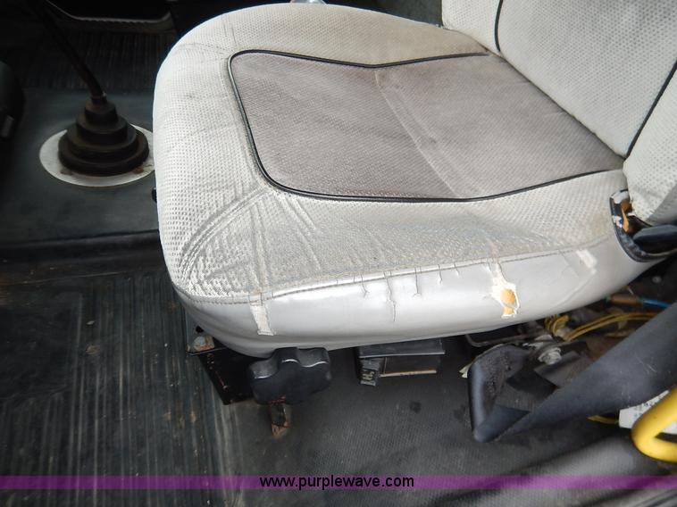 image for item K7392 2000 Freightliner FL70 semi truck