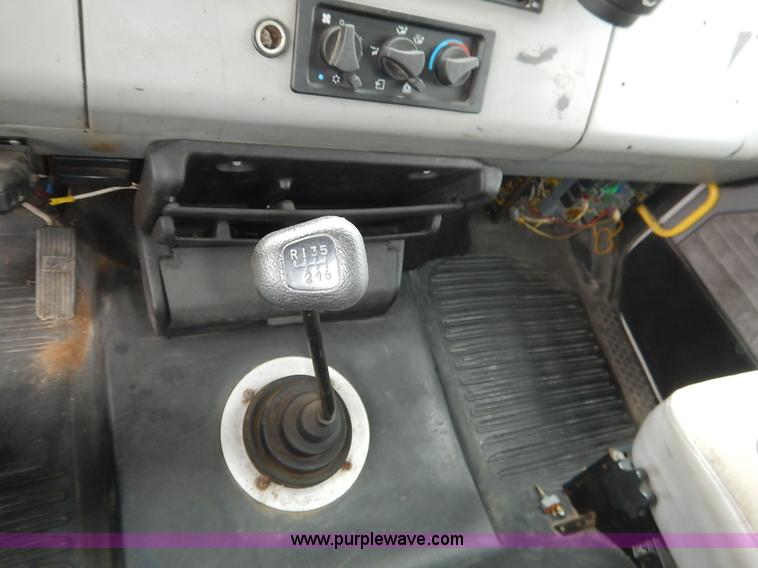 image for item K7392 2000 Freightliner FL70 semi truck