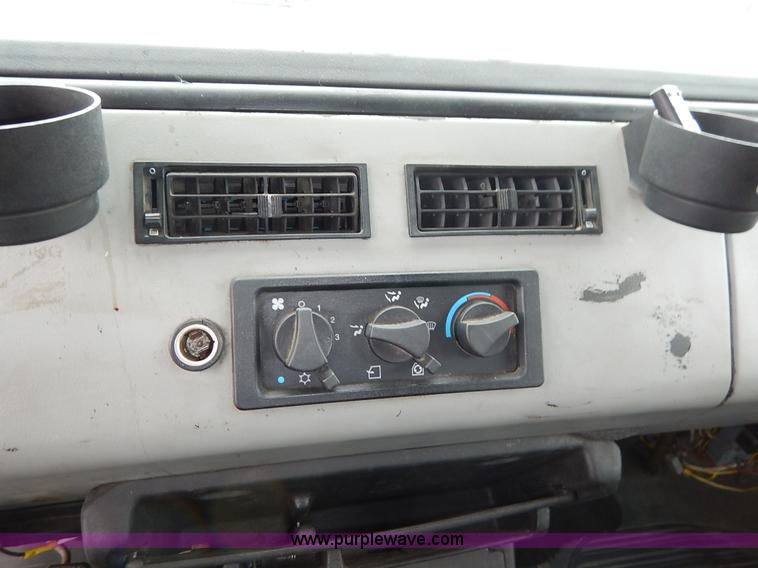 image for item K7392 2000 Freightliner FL70 semi truck