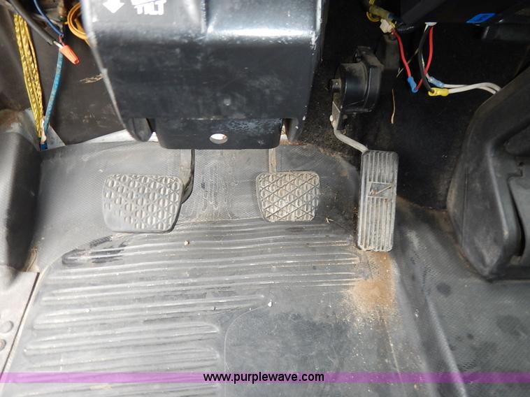 image for item K7392 2000 Freightliner FL70 semi truck