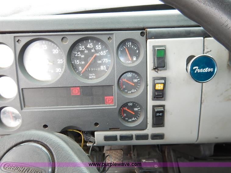 image for item K7392 2000 Freightliner FL70 semi truck