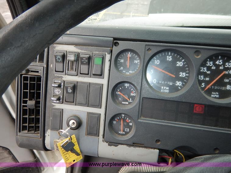 image for item K7392 2000 Freightliner FL70 semi truck