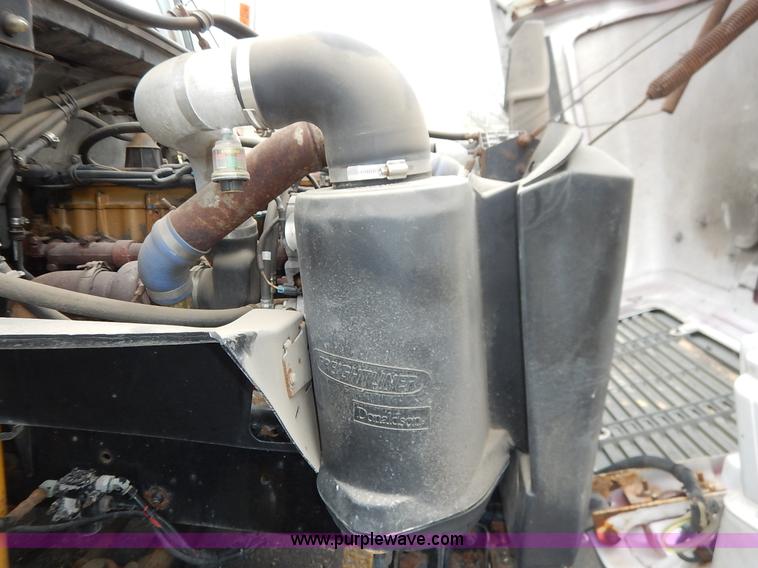 image for item K7392 2000 Freightliner FL70 semi truck