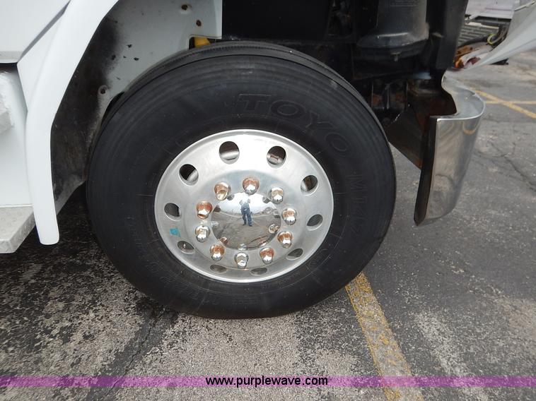 image for item K7392 2000 Freightliner FL70 semi truck