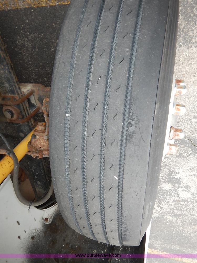 image for item K7392 2000 Freightliner FL70 semi truck