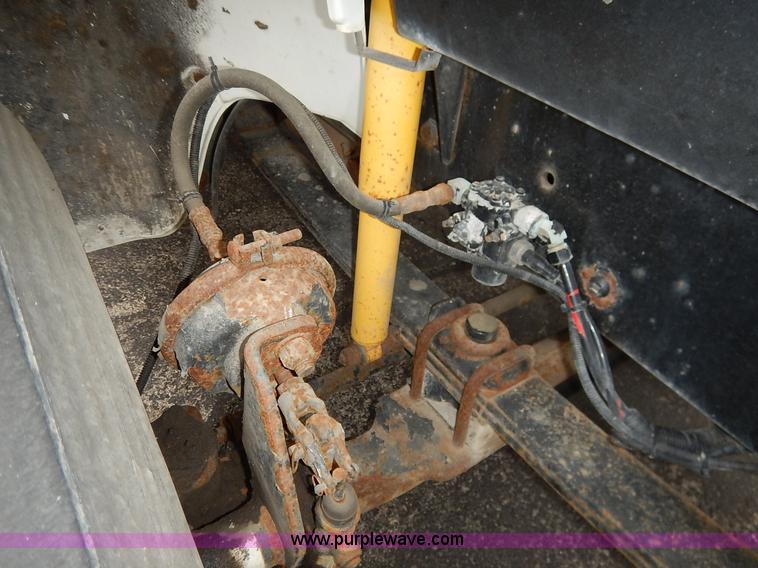 image for item K7392 2000 Freightliner FL70 semi truck