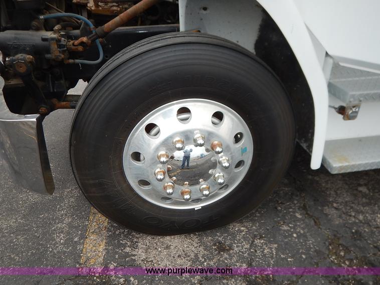 image for item K7392 2000 Freightliner FL70 semi truck