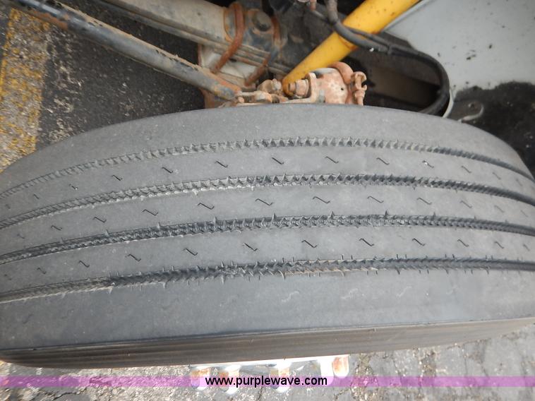 image for item K7392 2000 Freightliner FL70 semi truck