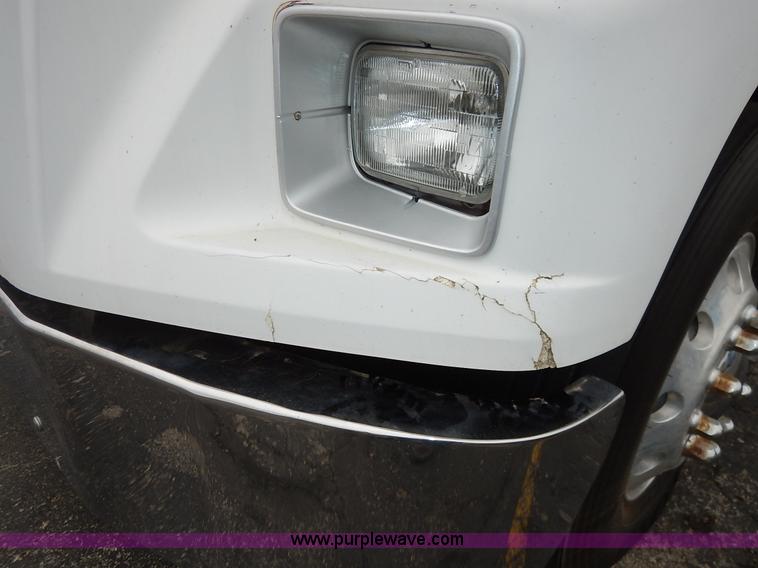 image for item K7392 2000 Freightliner FL70 semi truck