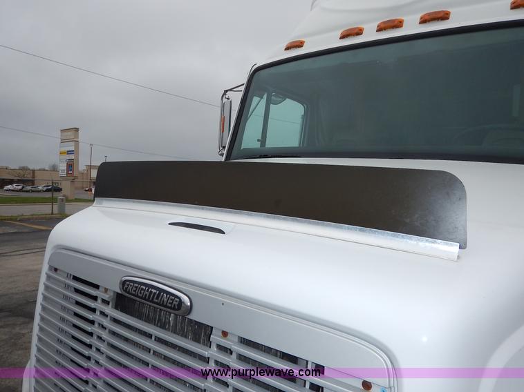 image for item K7392 2000 Freightliner FL70 semi truck