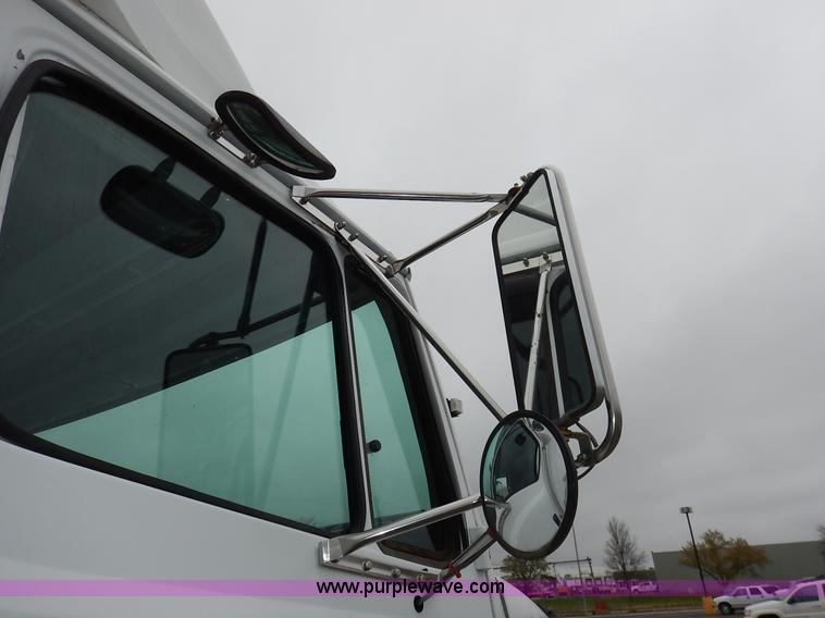 image for item K7392 2000 Freightliner FL70 semi truck