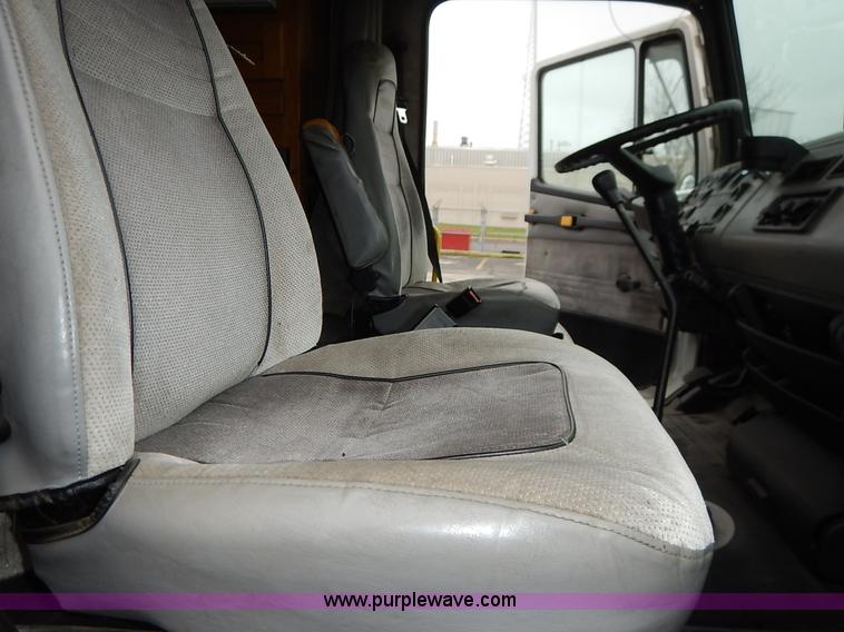 image for item K7392 2000 Freightliner FL70 semi truck