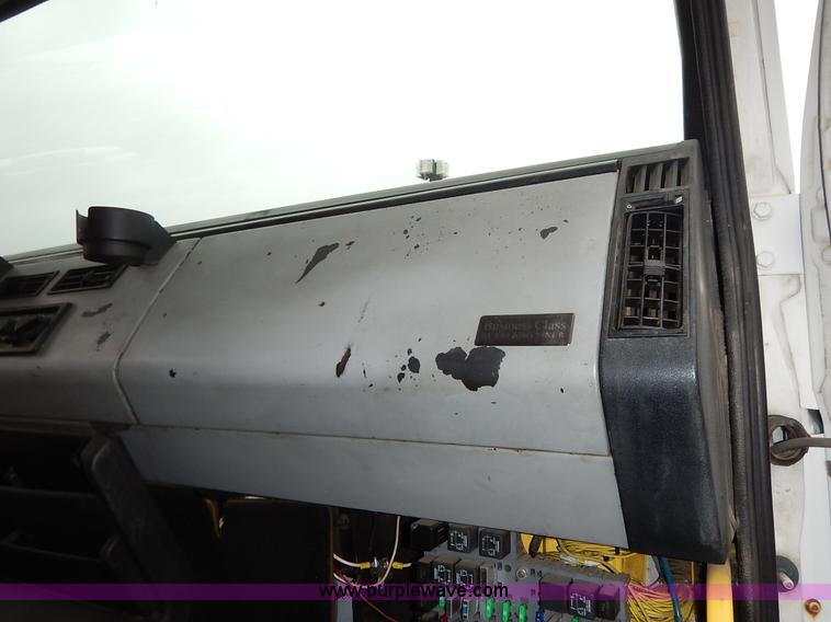 image for item K7392 2000 Freightliner FL70 semi truck