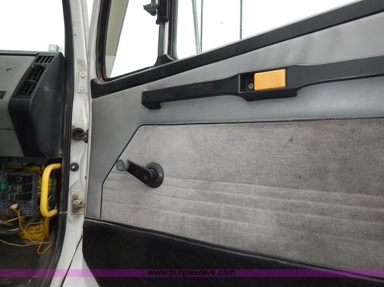 image for item K7392 2000 Freightliner FL70 semi truck