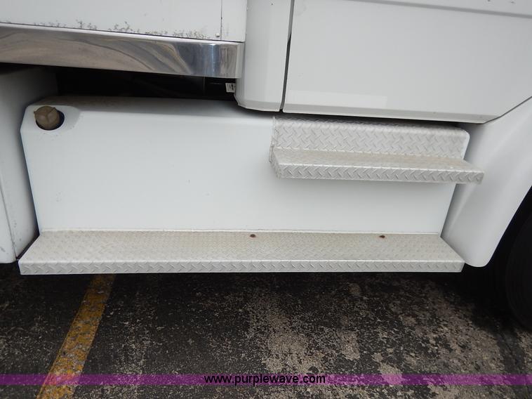 image for item K7392 2000 Freightliner FL70 semi truck