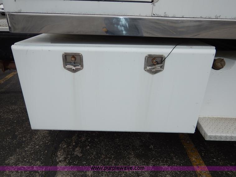 image for item K7392 2000 Freightliner FL70 semi truck