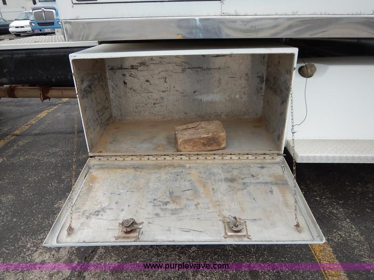 image for item K7392 2000 Freightliner FL70 semi truck