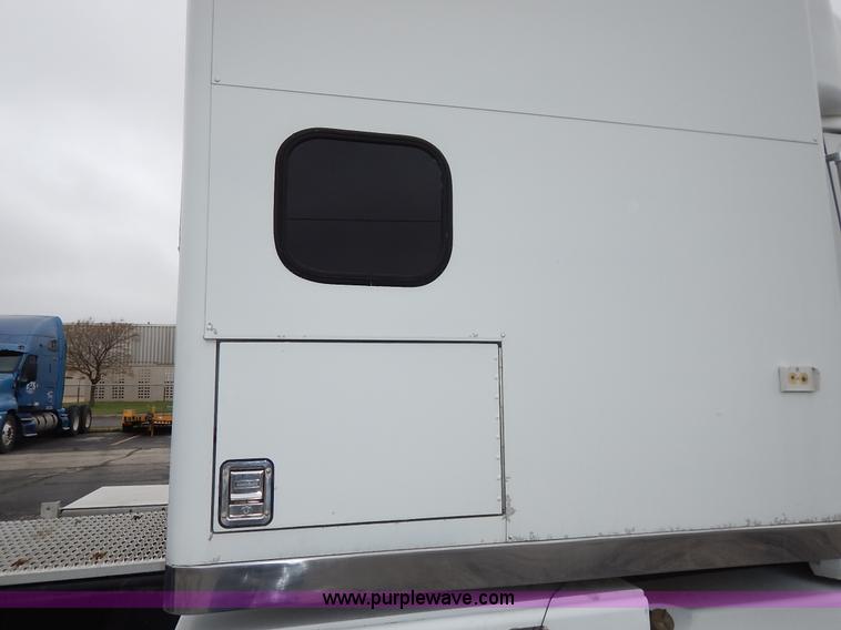 image for item K7392 2000 Freightliner FL70 semi truck