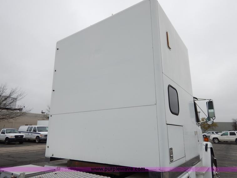 image for item K7392 2000 Freightliner FL70 semi truck