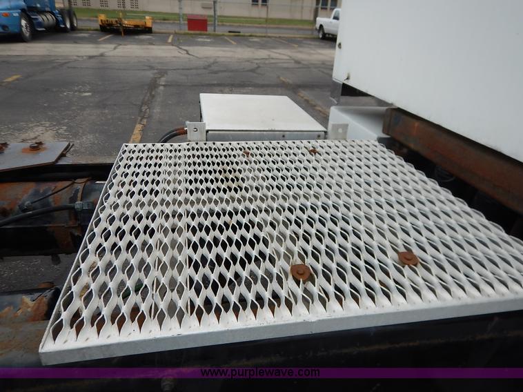 image for item K7392 2000 Freightliner FL70 semi truck