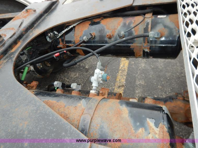 image for item K7392 2000 Freightliner FL70 semi truck