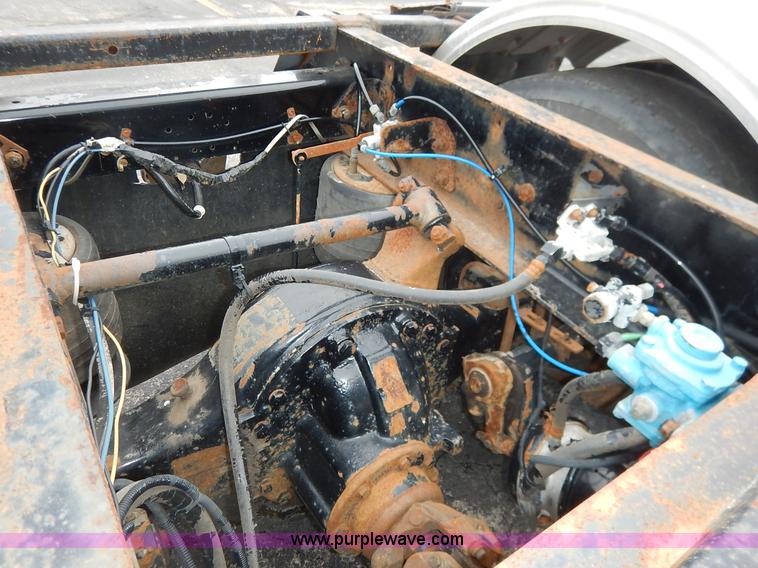 image for item K7392 2000 Freightliner FL70 semi truck