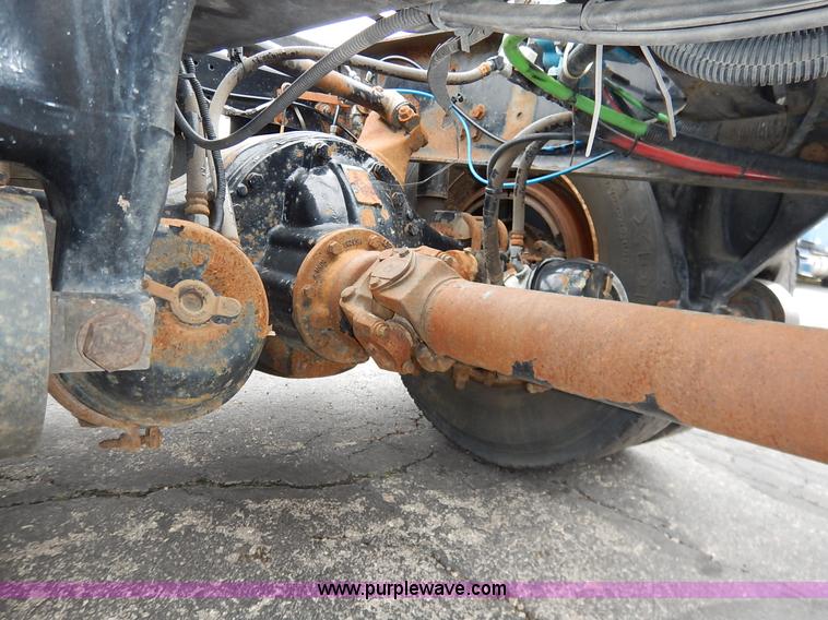 image for item K7392 2000 Freightliner FL70 semi truck