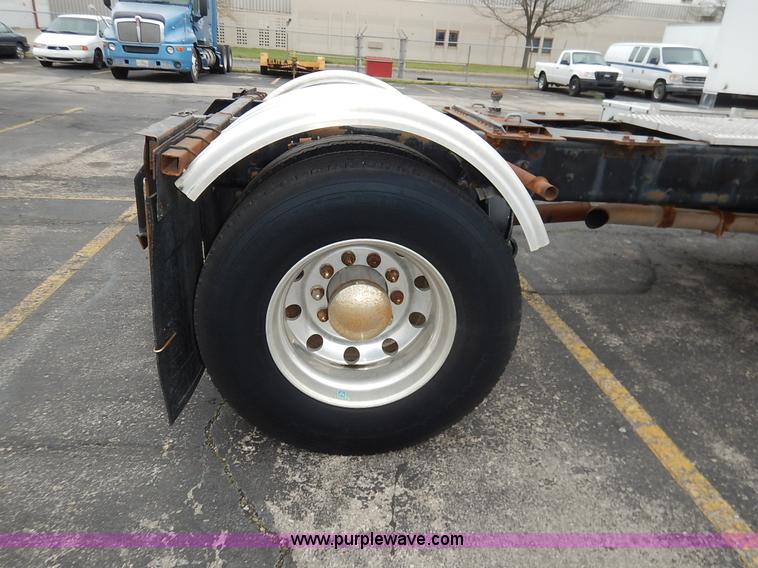 image for item K7392 2000 Freightliner FL70 semi truck