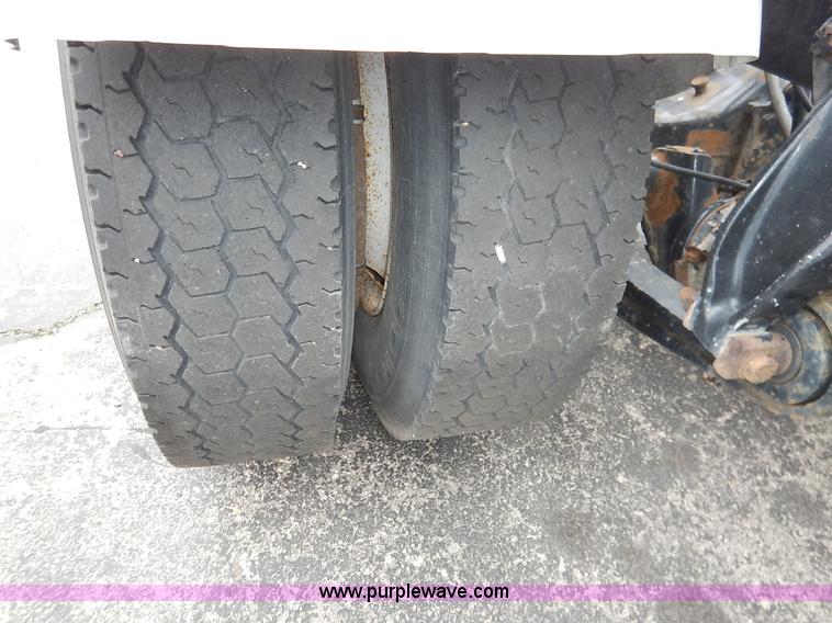 image for item K7392 2000 Freightliner FL70 semi truck