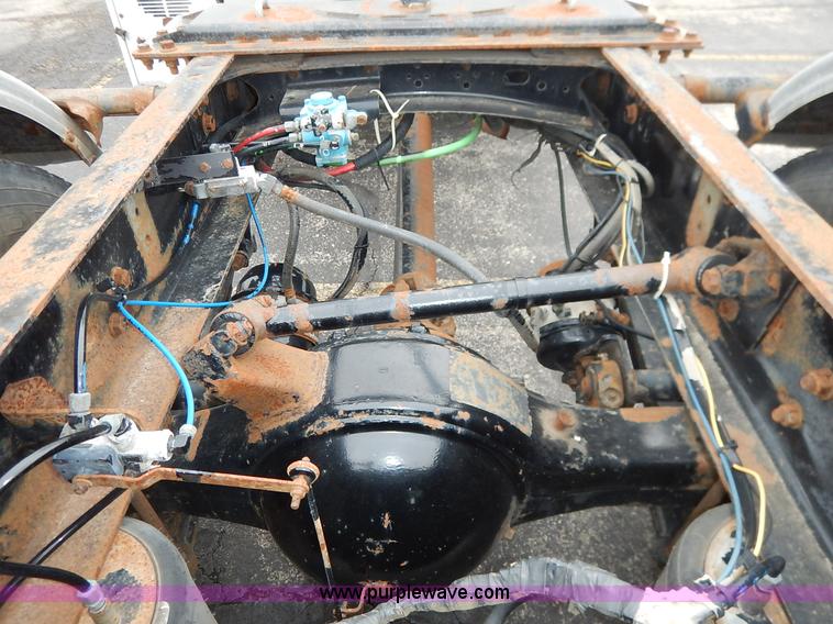 image for item K7392 2000 Freightliner FL70 semi truck