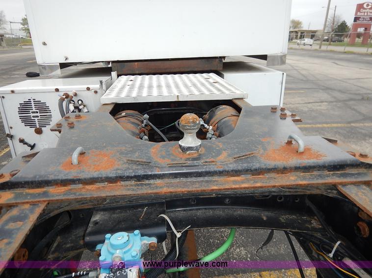 image for item K7392 2000 Freightliner FL70 semi truck