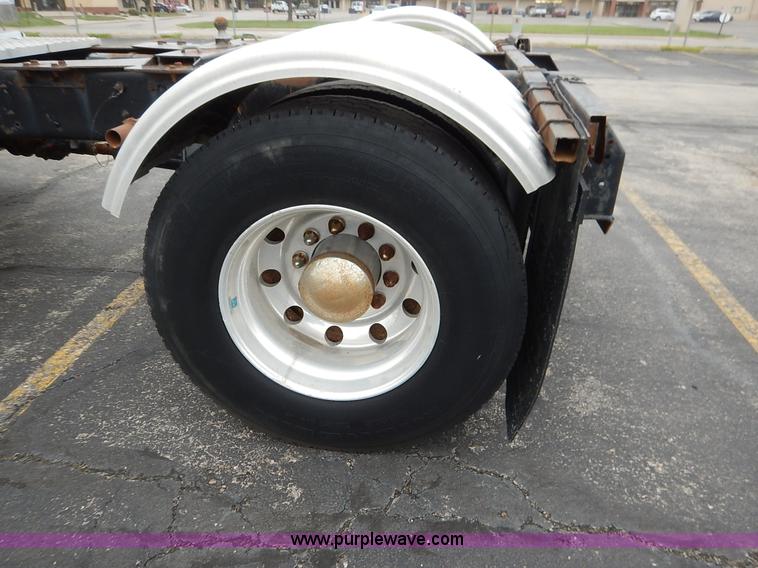 image for item K7392 2000 Freightliner FL70 semi truck