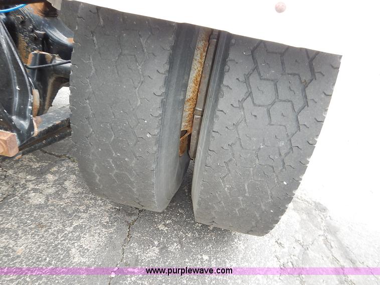 image for item K7392 2000 Freightliner FL70 semi truck