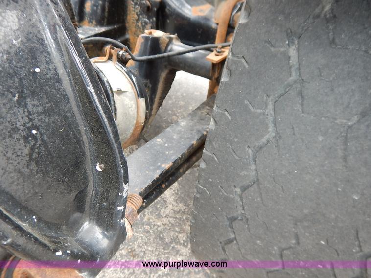 image for item K7392 2000 Freightliner FL70 semi truck