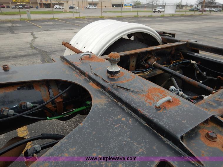 image for item K7392 2000 Freightliner FL70 semi truck