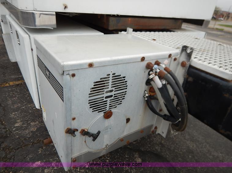 image for item K7392 2000 Freightliner FL70 semi truck