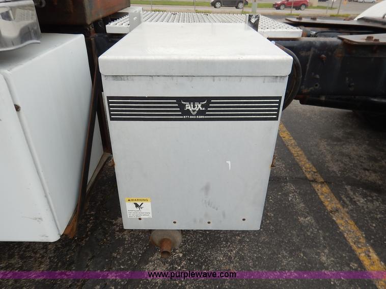 image for item K7392 2000 Freightliner FL70 semi truck