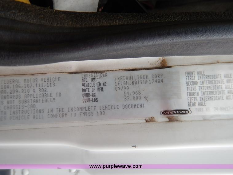 image for item K7392 2000 Freightliner FL70 semi truck