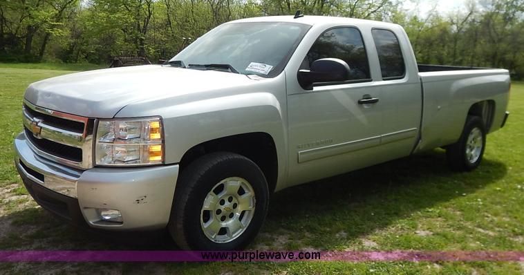 image for item K7422 2011 Chevrolet Silverado 1500 LT Ext. Cab pickup truck