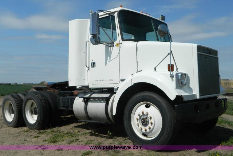 image for item K8065 1986 White semi truck