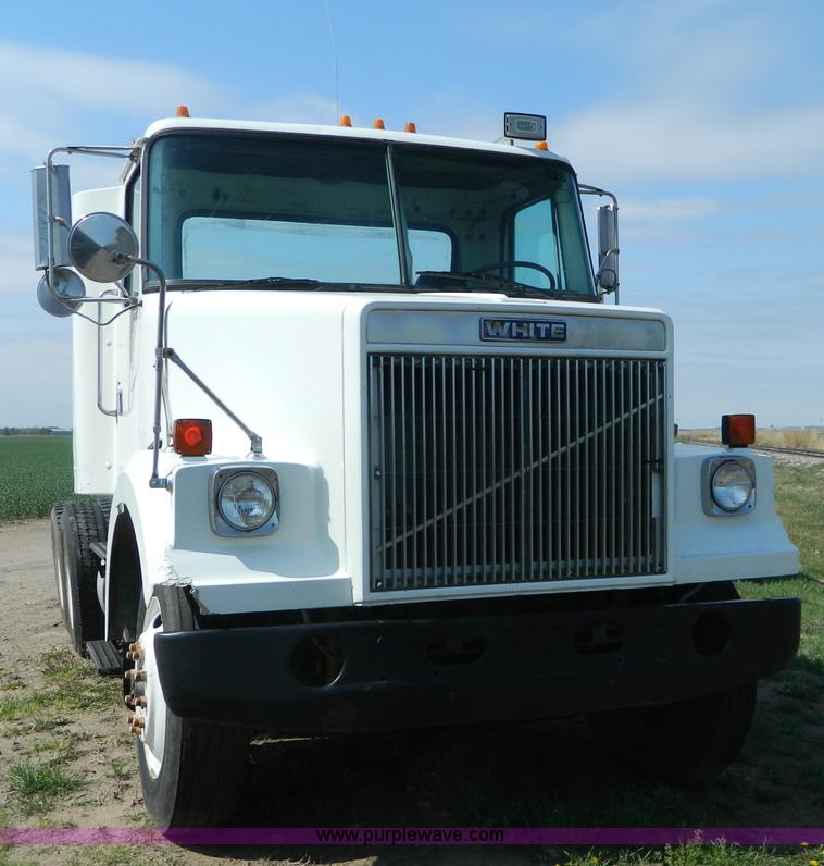 image for item K8065 1986 White semi truck