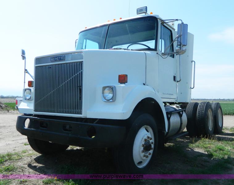 image for item K8065 1986 White semi truck