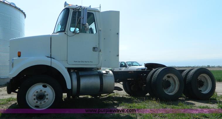 image for item K8065 1986 White semi truck