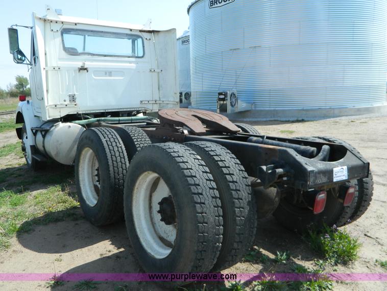 image for item K8065 1986 White semi truck