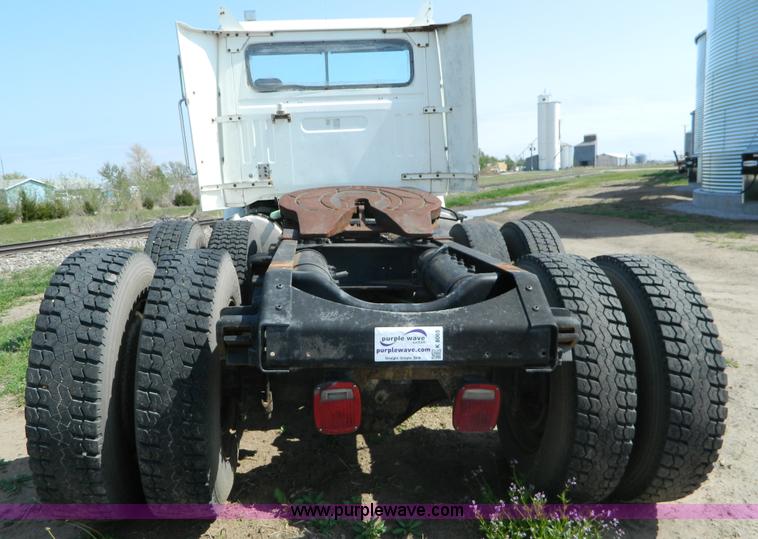 image for item K8065 1986 White semi truck