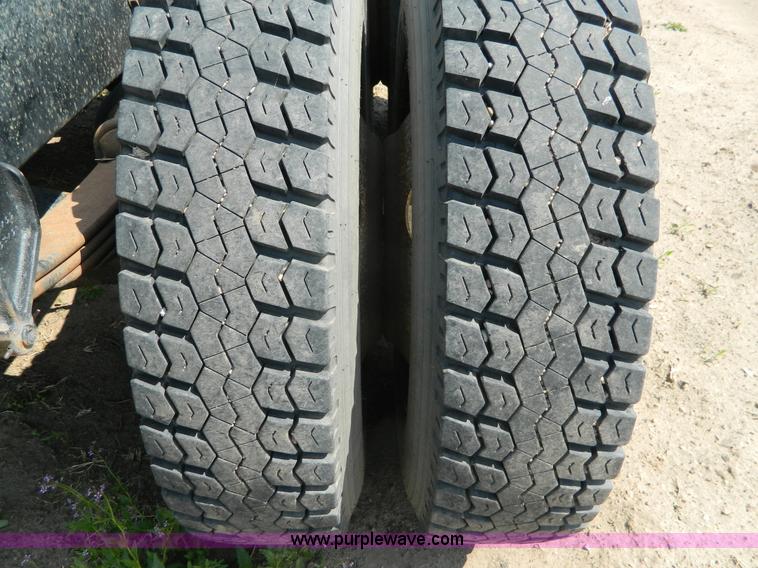 image for item K8065 1986 White semi truck