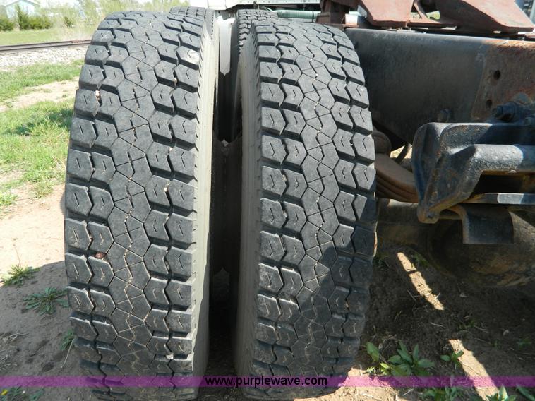 image for item K8065 1986 White semi truck