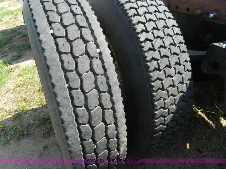 image for item K8065 1986 White semi truck