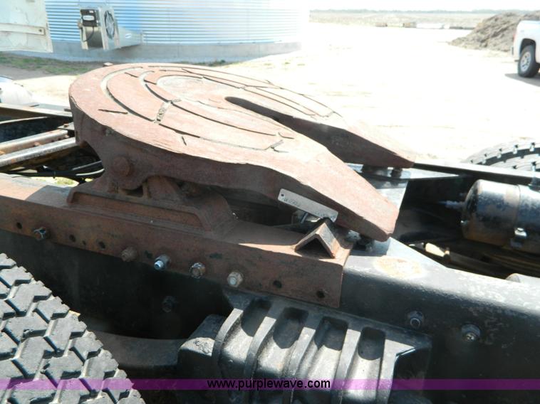 image for item K8065 1986 White semi truck